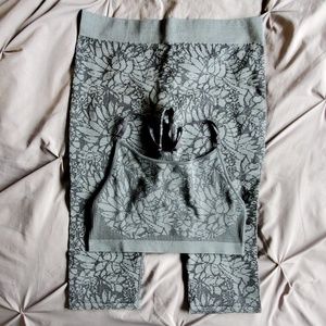 NWOT Fabletics Legging and Sports Bra Combo Sz L